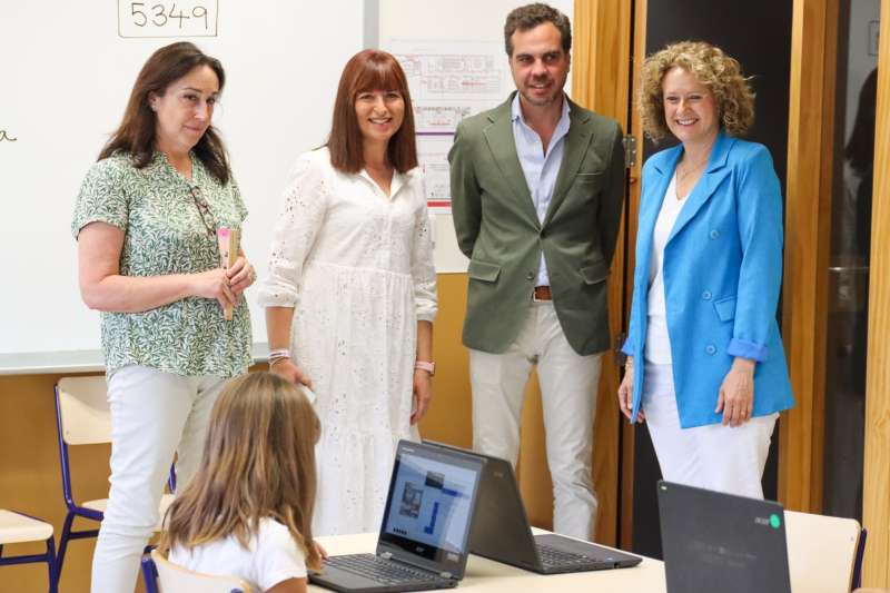 La alcaldesa, Amparo Folgado y el concejal de Educacin , Guillermo Alonso del Real, con la directora del centro. EPDA