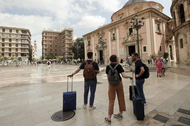 En la imagen, de archivo, turistas en la ciudad de Valencia. EFE/Manuel Bruque
