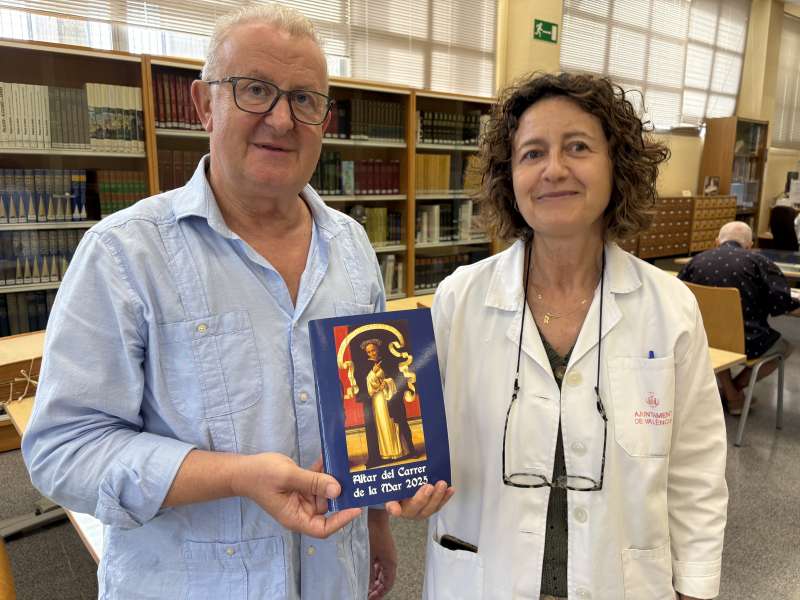 Entrega del libro a la Heremoteca.EPDA