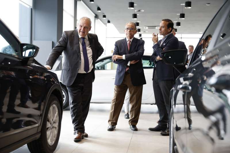 El ministro de Industria y Turismo, Jordi Hereu, visita este lunes Sedav (Valencia), para conocer el proyecto de acondicionamiento y restauracin del concesionario oficial SEAT Pista de Silla, afectado por la dana de octubre de 2024, y mostrar su apoyo a la industria del automvil.-EFE Ana Escobar