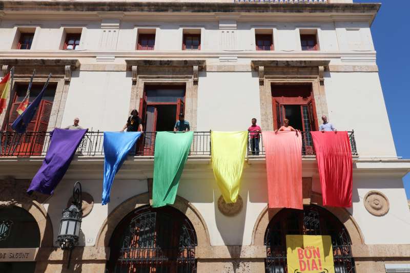 Banderas en el Ayuntamiento de Sagunt. / EPDA