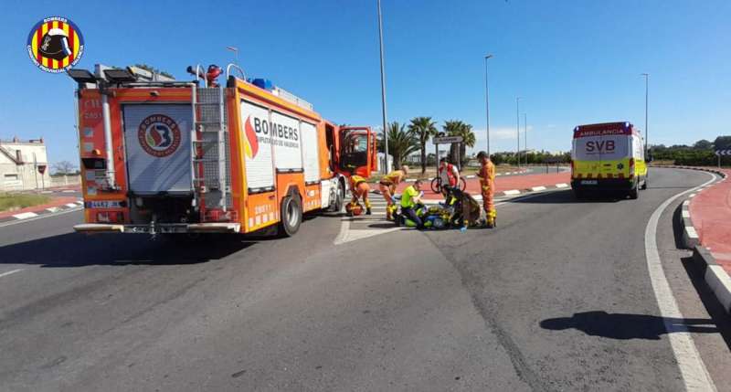 Imagen facilitada por el Consorcio Provincial de Bomberos de Valencia del ciclista herido este martes en Algemes. EFE
