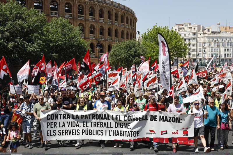 Los sindicatos convocantes de la huelga general en la Comunitat Valenciana, Intersindical, CGT, CNT y COS, celebran una maifestacin por el centro de Valncia. EFEAna Escobar
