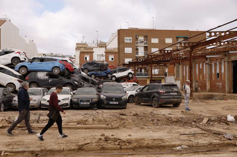 Coches daados por la dana apilados en un descampado en la localidad valenciana de Benetsser el pasado noviembre. EFE Villar LpezArchivo
