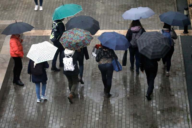 Varios jvenes se protegen con paraguas de la lluvia. EFE Juan Carlos CrdenasArchivo
