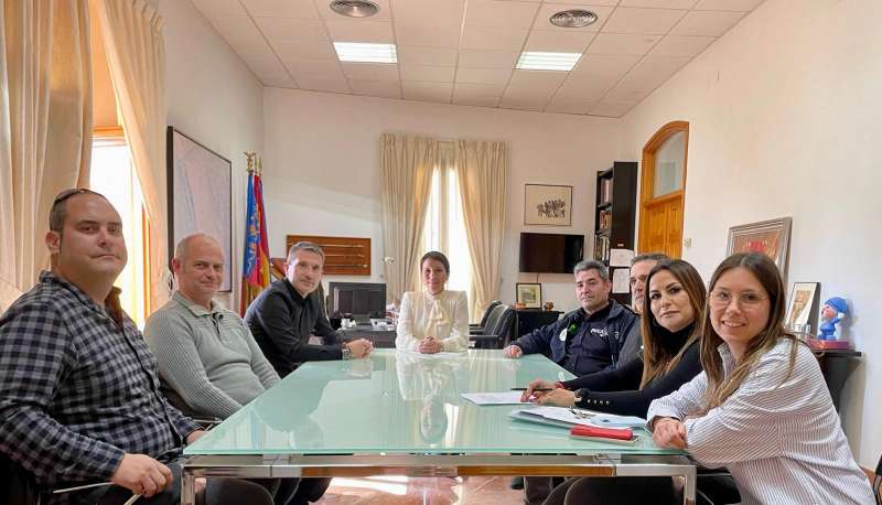 La alcaldesa, Amparo Orts, y los representantes de la Polica Local de Moncada firman el acuerdo. EPDA 