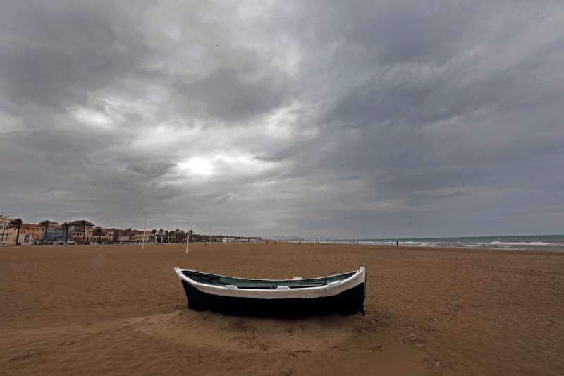 Día de tormentas en la playa de la Malvarrosa de Valencia. /EFE