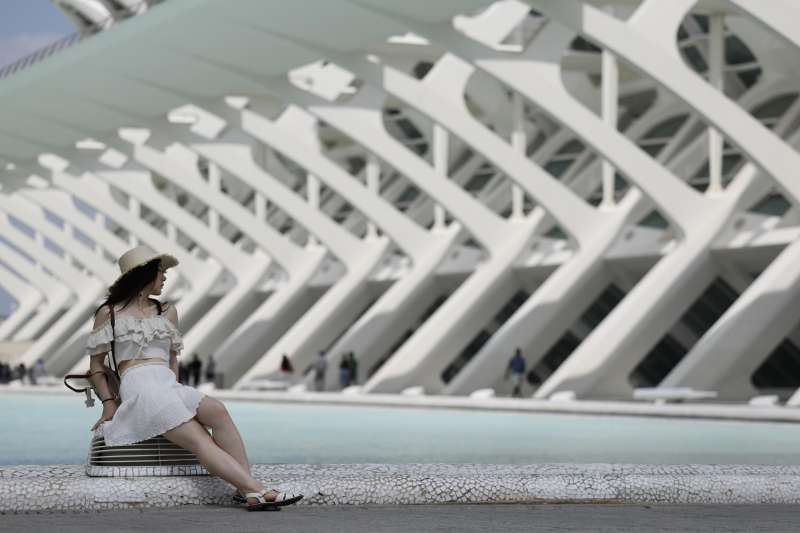 Turistas disfrutan del buen tiempo en la ciudad de Valencia.  EFE
