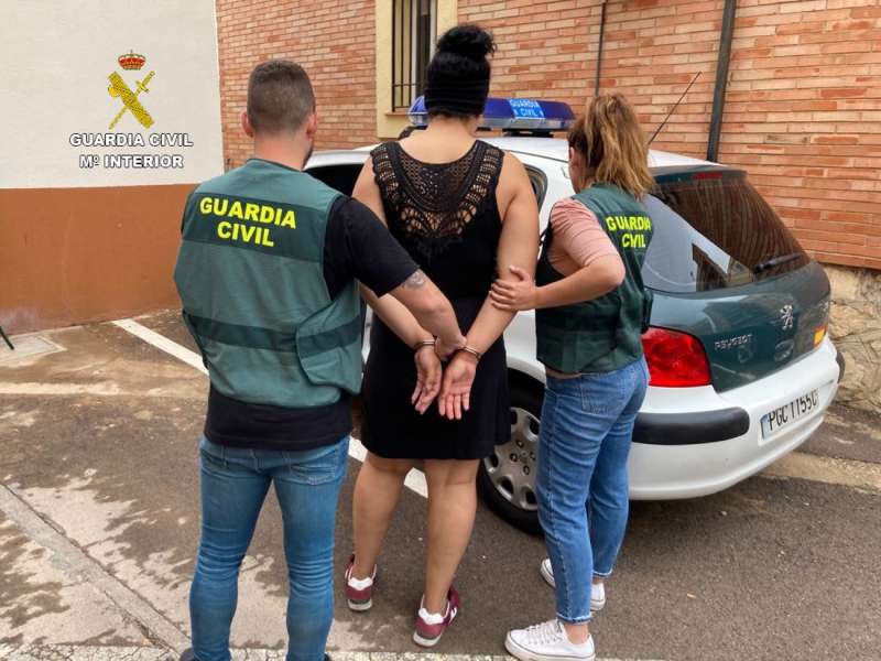 Imagen facilitada por la Guardia Civil de la detenci�n de una de las tres sospechosas de cometer hasta 26 delitos en tres localidades castellonenses. EFE
