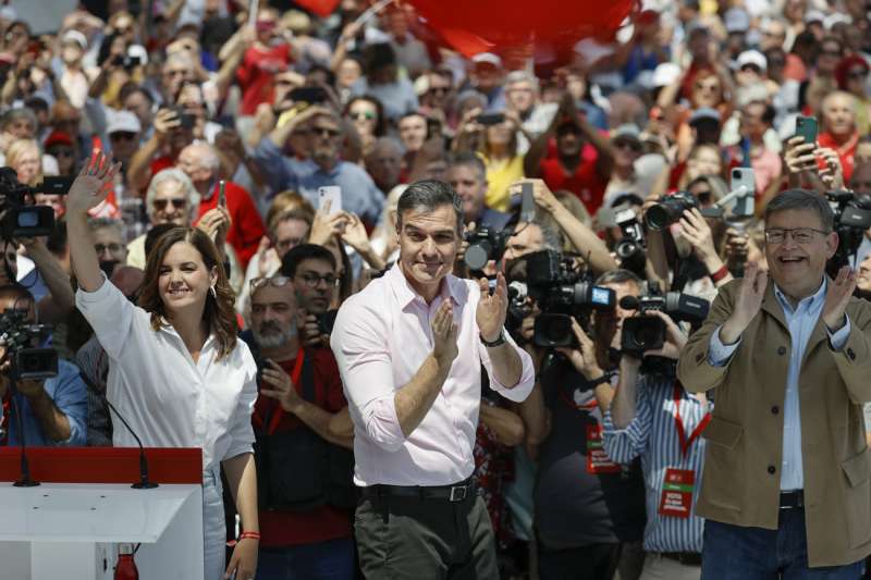 El secretario general del PSOE y presidente del Gobierno, Pedro Sánchez (c), en un acto en València. EFE/ Kai Forsterling/Archivo
