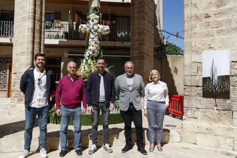 El alcalde, Bielsa, con los organizadores de la fiesta. EPDA