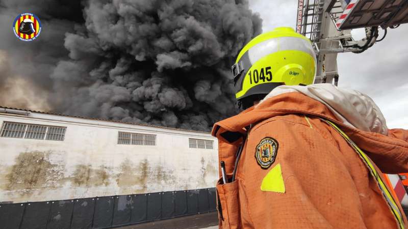 Un momento durante la extinción del fuego en la empresa Cecotec en Sollana./BOMBERS VALÈNCIA