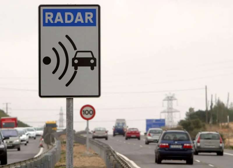 Imagen de archivo del aviso de un radar. EFE Jaume Sellart
