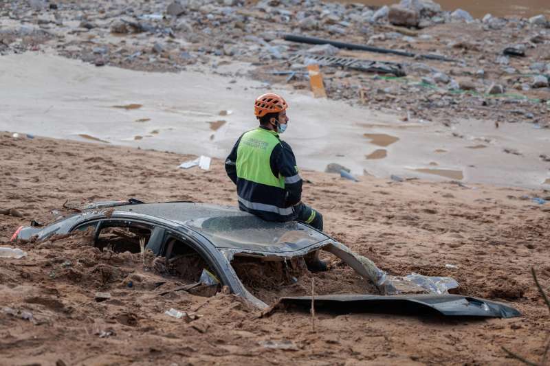 Imagen de las labores de limpieza y desescombro en Paiporta el 3 de noviembre de 2024 tras la dana. EFE Biel Alio Archivo
