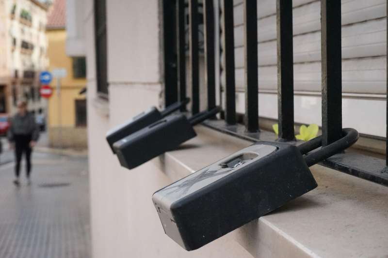 Vista de varios candados en un edificio de apartamentos tursticos. EFE Mara AlonsoArchivo
