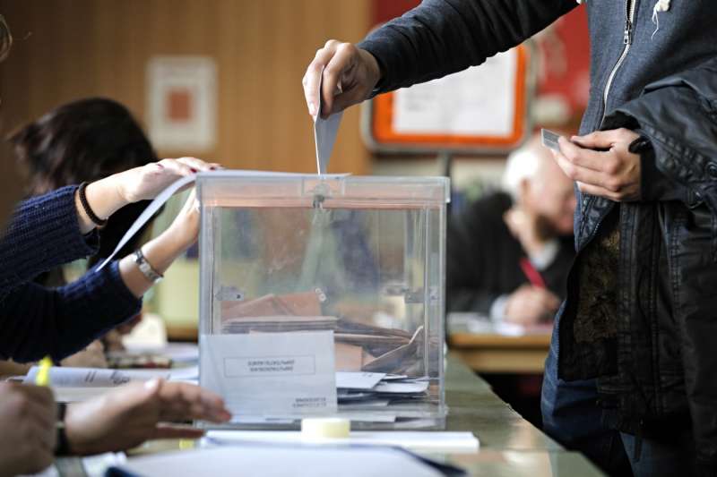 Imagen de archivo de una persona votando en unas elecciones. EFE/ Manuel Bruque
