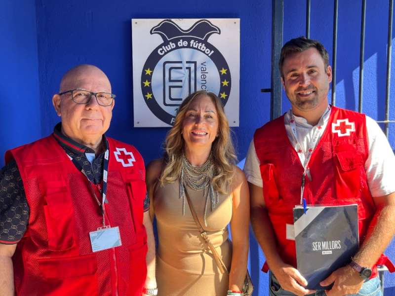 Responsables de la Cruz Roja en la reconstruccin de los vestuarios | EPDA