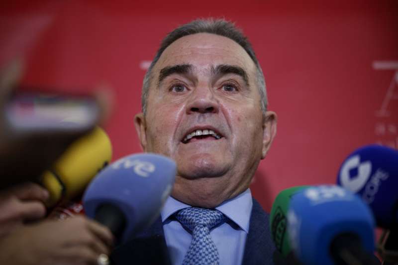 El vicepresidente segundo del Consell y conseller para la Recuperacin Econmica y Social de la Comunitat Valenciana, Francisco Jos Gan Pampols, realiza declaraciones a su llegada a la reunin mantenida este mircoles con los asociados de la Asociacin Valenciana de Empresarios (AVE). EFEBiel Alio
