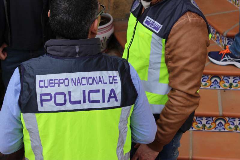 Dos agentes de la PolicÃ­a Nacional en una operaciÃ³n. EPDA