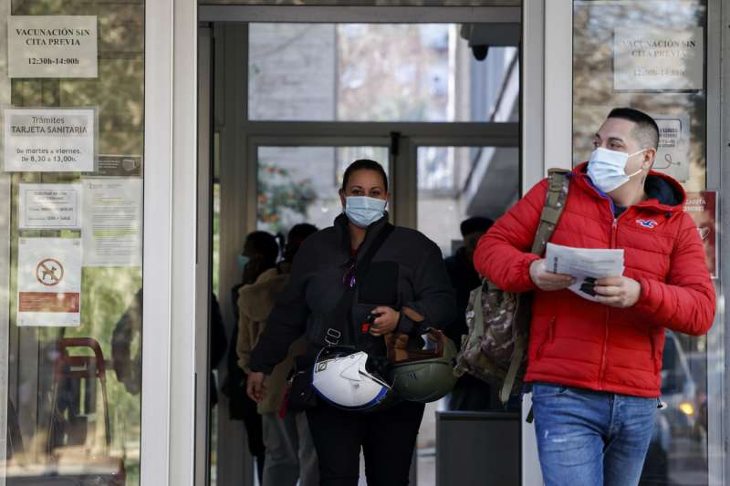 Dos personas salen de un centro de salud de la Comunitat Valenciana protegidos con una mascarilla. EFEBiel AlioArchivo
