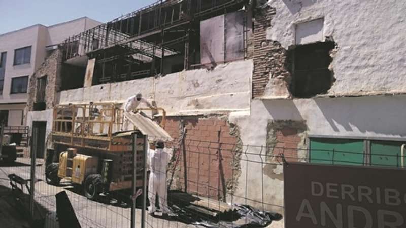 Enderrocament de la casa cantonera del carrer Sol de Meliana. EPDA Enderrocament de la casa cantonera del carrer Sol de Meliana. EPDA