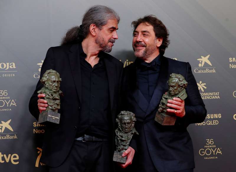 El director Fernando León de Aranoa y el actor Javier Bardem posan con los Goya conseguidos en la gala de la 36 edición de los Premios Goya que se ha celebrado hoy sábado en el Palau de les Arts de Valencia /EPDA