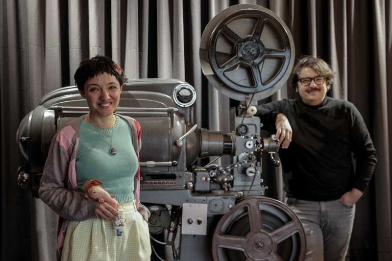 Carla Pereira y Jorge Acosta, creadores del corto de animacin Todo est perdido, posan para EFE con el Doctor Lazarus, uno de los personajes. EFEManuel Bruque