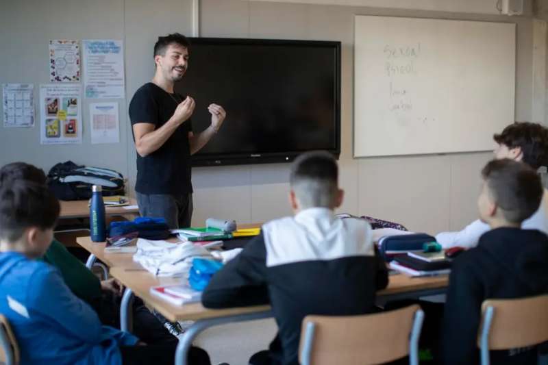 Un profesor imparte clase en un aula de la Comunitat Valenciana.  EFE