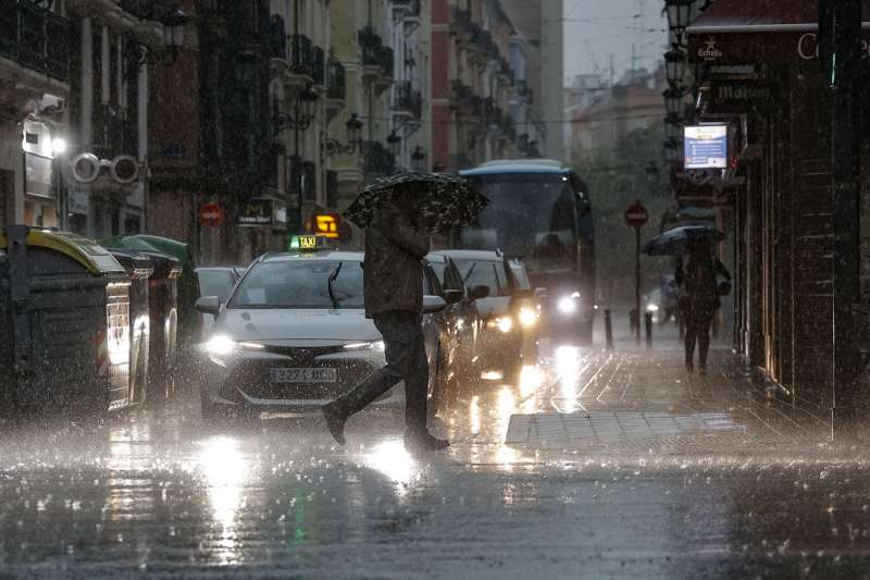 Imagen de archivo de transe�ntes y coches en medio de una tormenta en una ciudad de la Comunitat Valenciana. EFEManuel Bruque
