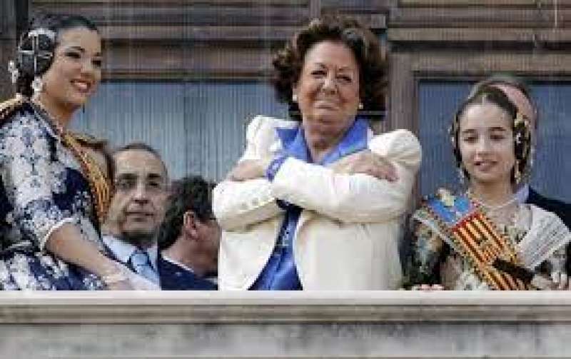 Rita BarberÃ¡, cuando era aclamada en Valencia, en el balcÃ³n del Ayuntamiento. EFE