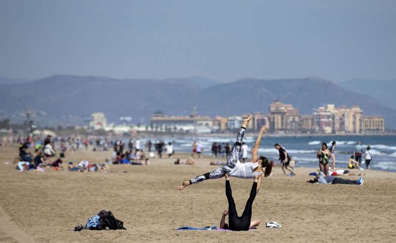 Una pareja hace ejercicio en la playa de La Malvarrosa de Valencia. Archivo/EFE/Manuel Bruque
