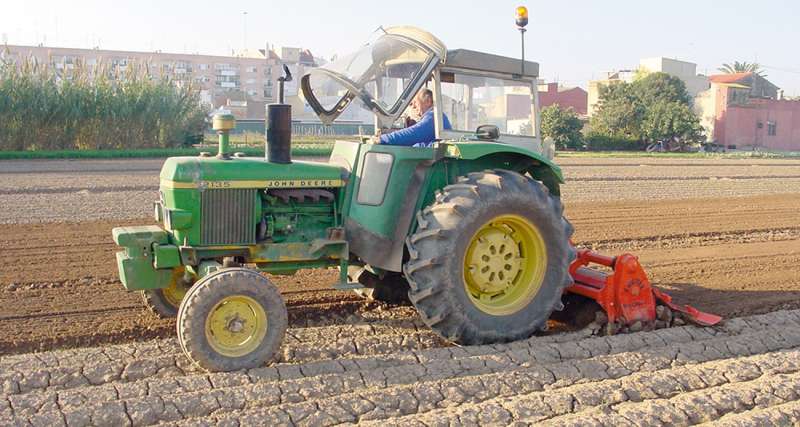 Un agricultor laborando sus campos con un tractor, en una imagen de Asaja.