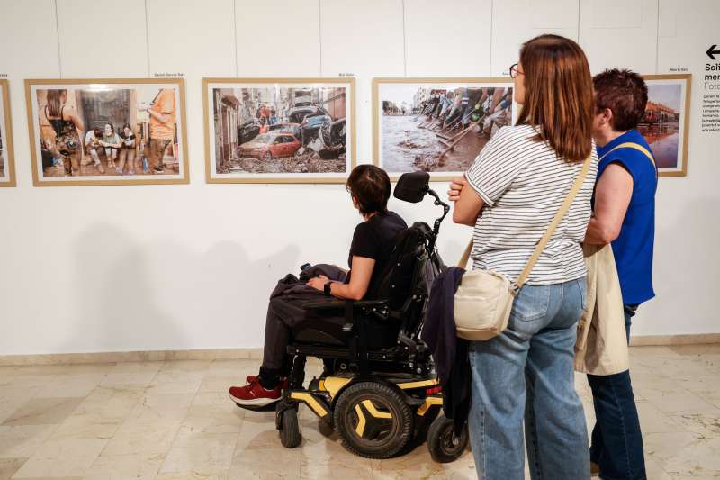 Los visitantes observan las fotografas de la exposicin. EPDA