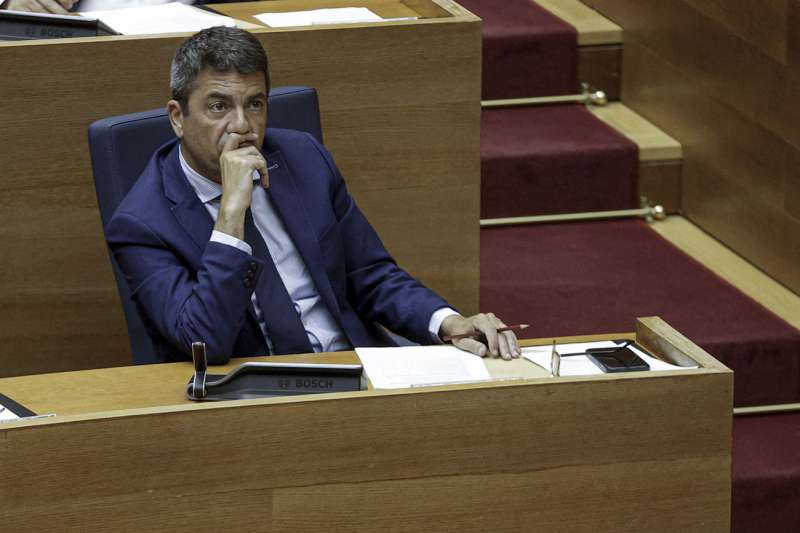 El president de la Generalitat, Carlos Mazn, momentos antes de la aprobacin de los segundos presupuestos autonmicos de la legislatura. EFEManuel Bruque
