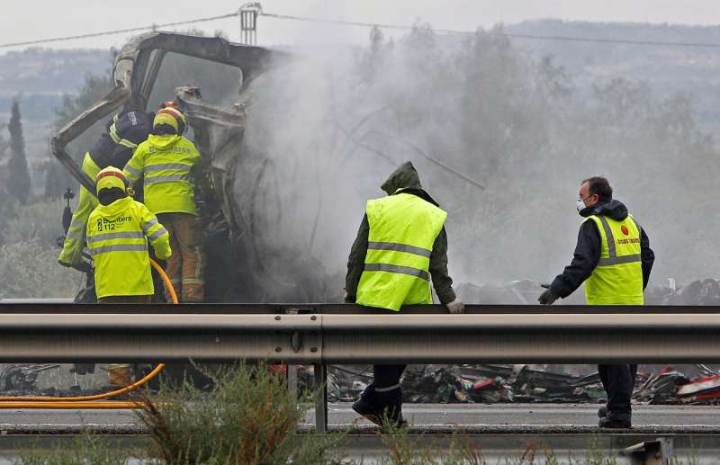 Imagen de archivo de los trabajos de emergencia ante el incendio de un camiÃ³n en una carretera de la Comunitat Valenciana. EFE/MORELL
