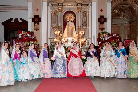 Las falleras mayores y su corte de honor, en la ofrenda. EPDA
