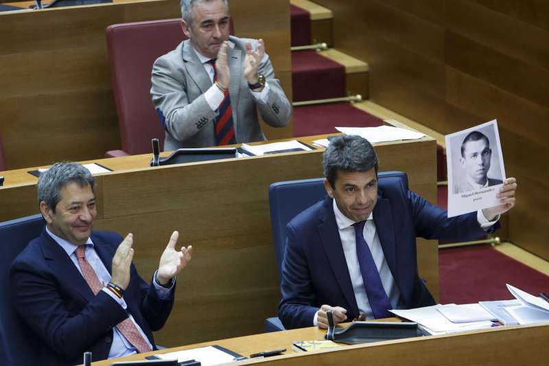 El president de la Generalitat, Carlos Mazn, muestra en Les Corts una foto del poeta Miguel Hernndez. EFE/Ana Escobar
