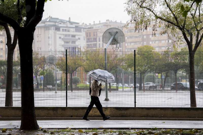 Una persona pasea bajo la lluvia. EFEAndreu Esteban