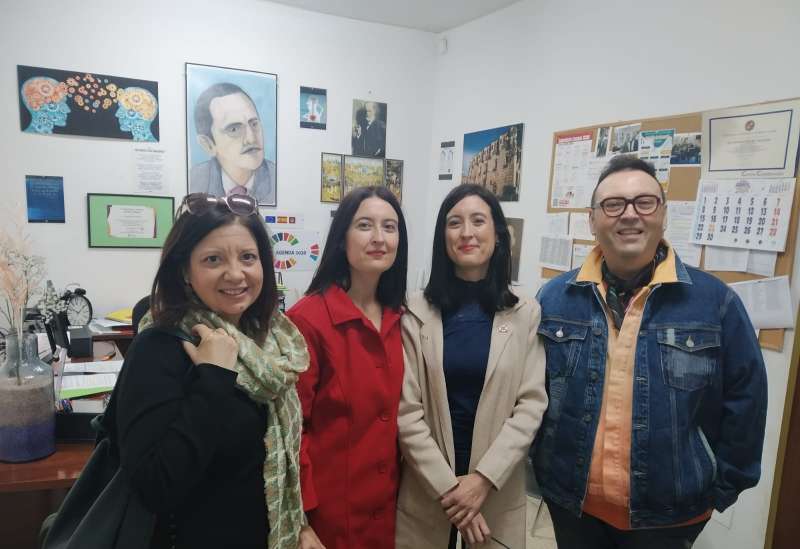 Las Hermanas Lara en el Instituto Buero Vallejo con David Montalvo, director del centro, y Mara Dolores Garca Castro, Profesora de Geografa e Historia y organizadora del acto acadmico. EPDA