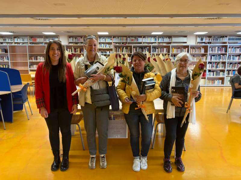 Vecinas de Pescola en la biblioteca. EPDA