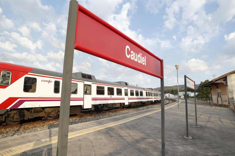 Tren de Renfe que cubre el servicio de media distancia entre Valencia y Zaragoza, detenido en la estación de Caudiel (Castellón). EFE/ Domenech Castelló
