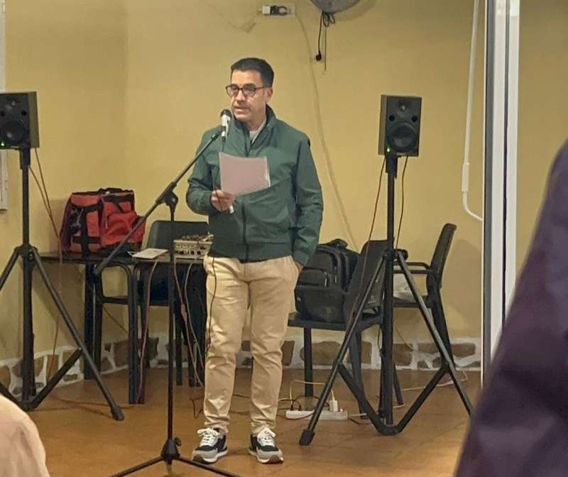 El exconcejal socialista Jos� Domingo, en la presentaci�n de la formaci�n Estem X Serra.  EPDA