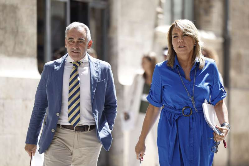 La portavoz y vicepresidenta primera del Consell, Susana Camarero, y el conseller de Agricultura, Miguel Barrachina, se dirigen a la rueda de prensa para informar de los asuntos tratados en el pleno del Consell. EFEBiel Alio
