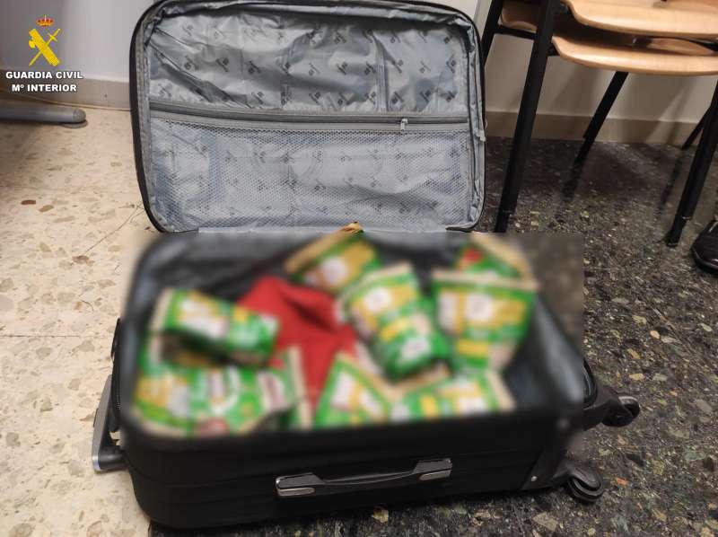 Imagen facilitada por la Guardia Civil de la droga intervenida en el aeropuerto de Manises. EFEGC
