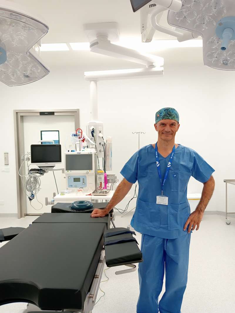 Dr. Alessandro Thione en quirfano.EPDA