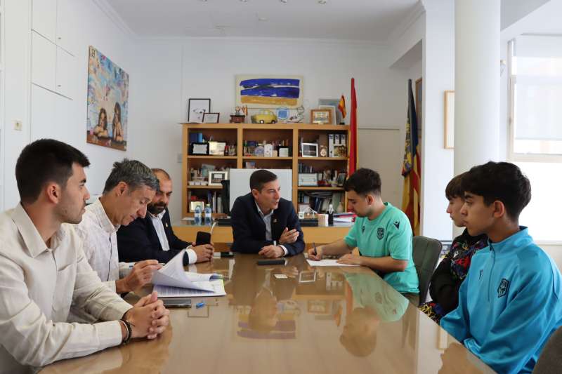 Momento de la firma del acuerdo con el Inter Burjassot FS.EPDA