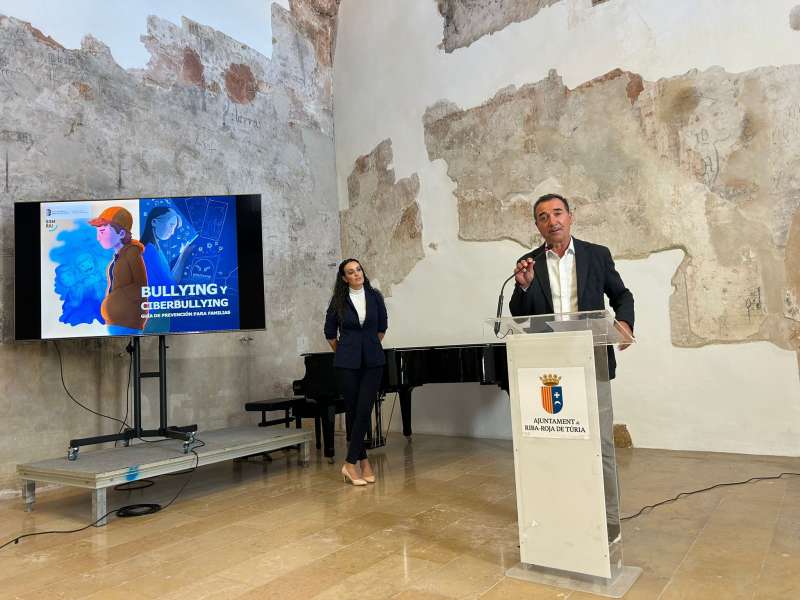 El alcalde de Riba-roja, Robert Raga, durante la presentacin de la gua en el Castell. EPDA