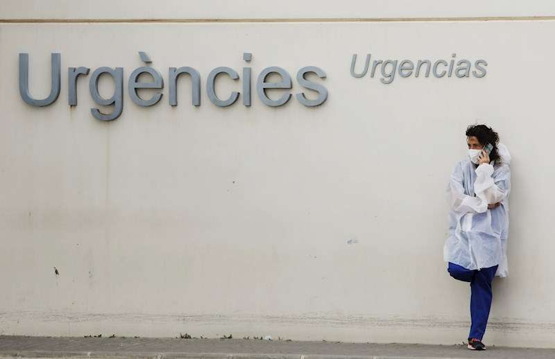 Personal sanitario aguarda ante la zona de urgencias de un hospital valenciano. /EFE
