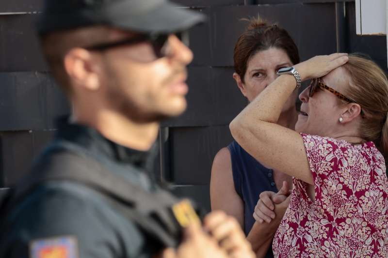 Una mujer llora el último asesinato machista sufrido en Alzira. /EPDA