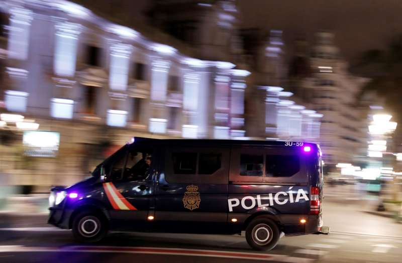 Un furgÃ³n de la policÃ­a nacional acude a una intervenciÃ³n en ValÃ¨ncia. EFE/Biel AliÃ±o
